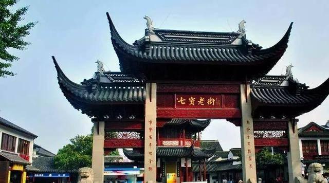 肯尼亚马赛马拉遇大雨天气 狮子抖动鬃毛非常惬意